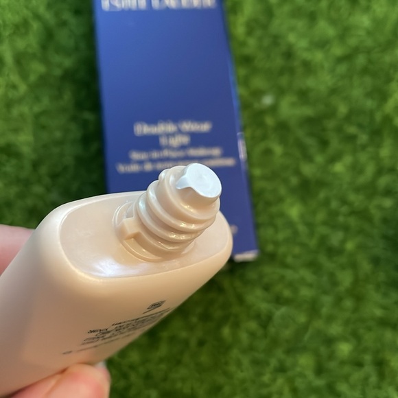 Estée Lauder Double Wear Light Intensity 3.0 - Picture 2 of 3